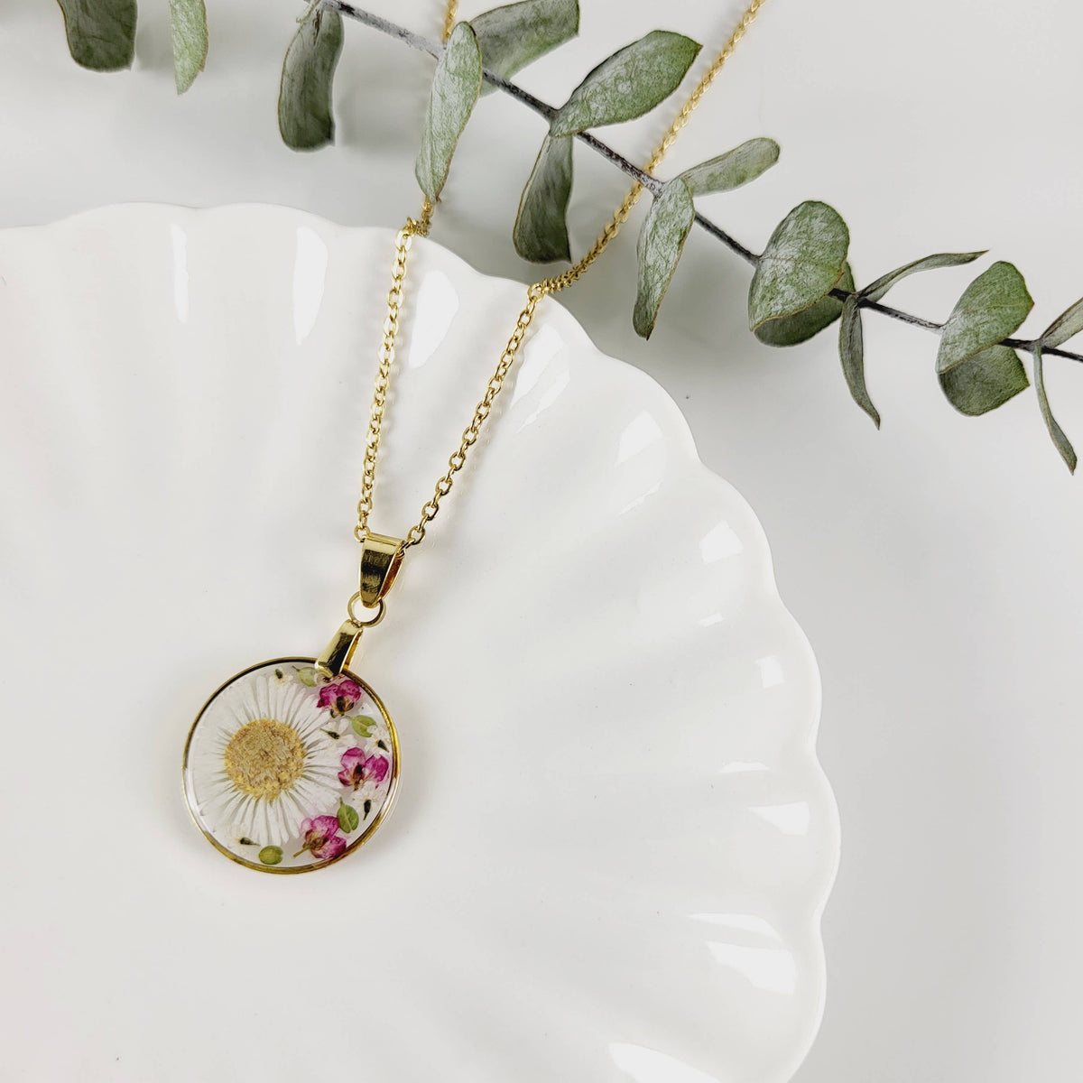 Daisy &amp; Sweet Pea Pressed Flower Necklace (April Birth Flower)